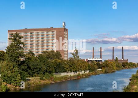 La vecchia sede della Volkswagen Corporation è un punto di riferimento visibile a Wolfsburg. La nuova sede è molto più discreta e non altrettanto importante. Foto Stock