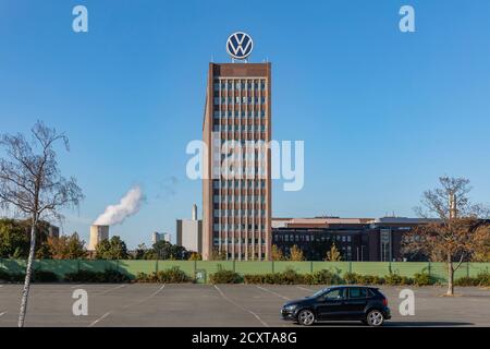La vecchia sede della Volkswagen Corporation è un punto di riferimento visibile a Wolfsburg. La nuova sede è molto più discreta e non altrettanto importante. Foto Stock