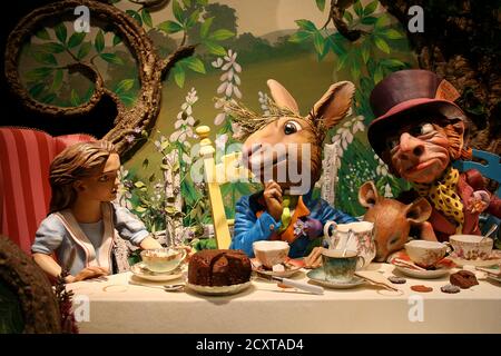 Londra, UK - Dicembre 23 2006: Decorazione di Natale nella vetrina di un grande magazzino basato su Alice nel paese delle meraviglie di Lewis Carroll. Foto Stock