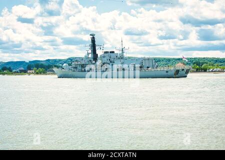 ROUEN, FRANCIA - GIUGNO CIRCA, 2019. HMS St Albans, fregata tipo 23 della Royal Navy, sul fiume Senna per la mostra Armada. Specializzato in anti su Foto Stock