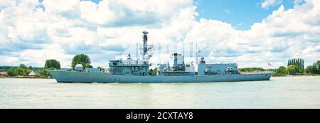 ROUEN, FRANCIA - GIUGNO CIRCA, 2019. HMS St Albans, fregata tipo 23 della Royal Navy, sul fiume Senna per la mostra Armada. Specializzato in anti su Foto Stock