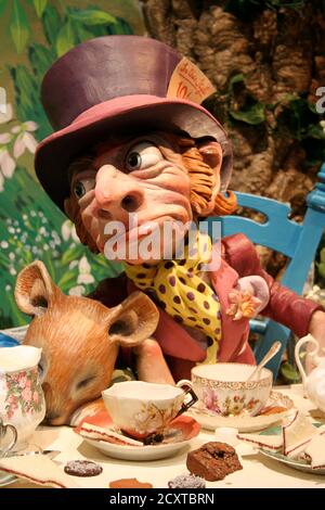 Londra, UK - Dicembre 23 2006: Decorazione di Natale nella vetrina di un grande magazzino basato su Alice nel paese delle meraviglie di Lewis Carroll. Foto Stock