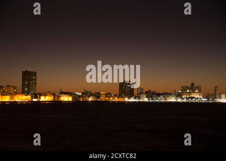 L'Avana, Cuba Nov 19, 2017 - Skyline di l'Avana, come visto attraverso la baia Foto Stock