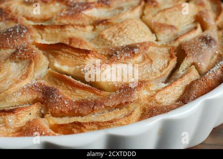 Torta di mele tradizionale francese fatta in casa in un forno bianco in ceramica primo piano del modulo Foto Stock