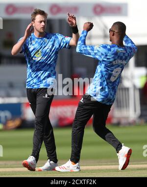 Hove, Regno Unito. 01 Ottobre 2020. Sussex's Ollie Robinson celebra il bowling Liam Livingstone di Lancashire durante la partita Vitality Blast T20 tra Sussex Sharks e Lancashire Lightning al 1 ° Central County Ground, Hove Credit: James Boardman/Alamy Live News Foto Stock