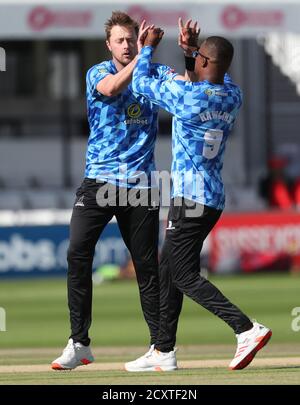 Hove, Regno Unito. 01 Ottobre 2020. Sussex's Ollie Robinson celebra il bowling Liam Livingstone di Lancashire durante la partita Vitality Blast T20 tra Sussex Sharks e Lancashire Lightning al 1 ° Central County Ground, Hove Credit: James Boardman/Alamy Live News Foto Stock