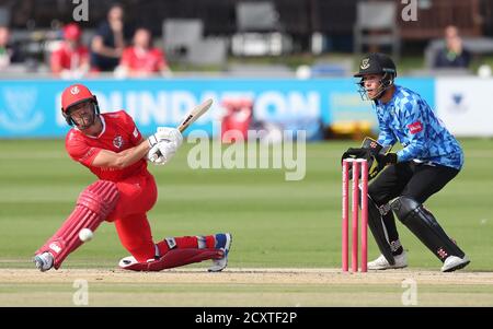 Hove, Regno Unito. 01 Ottobre 2020. Dane Vilas(c) del Lancashire sweep durante la partita Vitality Blast T20 tra squali Sussex e Lancashire Lightning al 1 ° terreno della contea centrale, Hove Credit: James Boardman/Alamy Live News Foto Stock