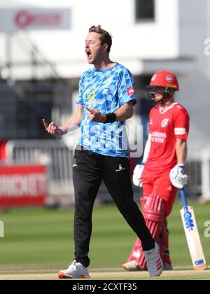 Hove, Regno Unito. 01 Ottobre 2020. Sussex's Ollie Robinson celebra il bowling Liam Livingstone di Lancashire durante la partita Vitality Blast T20 tra Sussex Sharks e Lancashire Lightning al 1 ° Central County Ground, Hove Credit: James Boardman/Alamy Live News Foto Stock