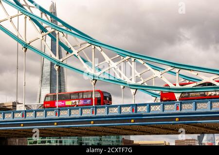 Londra, Regno Unito - 14 settembre 2017: Classici autobus rossi di Londra che attraversano il vibrante e colorato frammento del famoso Tower Bridge di Londra Foto Stock
