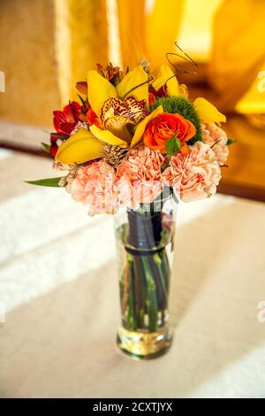 Bouquet di fiori d'autunno decorano il tavolo festivo del ristorante. Foto Stock