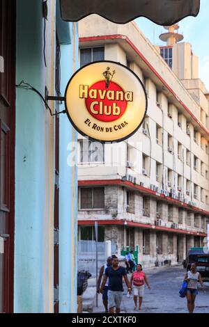 Il rum Havana Club firmare al di fuori di un bar a l'Avana, Cuba Foto Stock