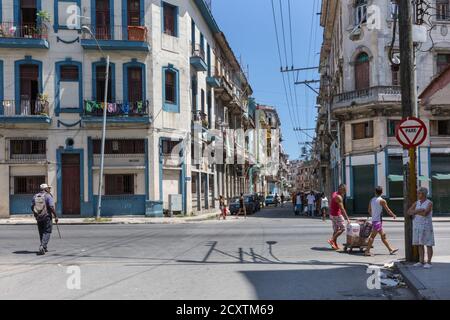 Tipica scena di strada e la popolazione locale nel centro del distretto di Havana, Cuba Foto Stock