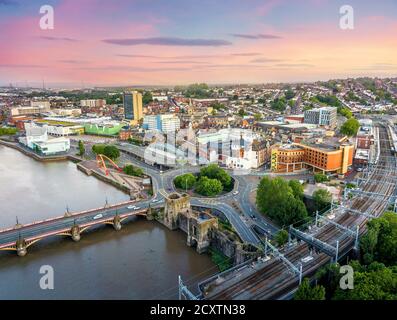 Tramonto su Newport Casnewydd, fotografia aerea di Gwent Foto Stock