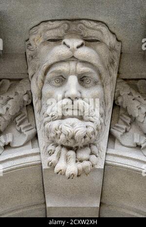 Londra, Inghilterra, Regno Unito. Elaborata pietra di chiave intagliata sull'edificio uno Aldwych, all'angolo di Aldwych e Wellington Street Foto Stock