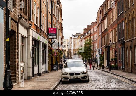 Londra, Regno Unito - 14 settembre 2017: Facciate classiche in mattoni tradizionali nel centro di Londra. Architettura di pietra di pavimentazione del Regno Unito. Foto Stock