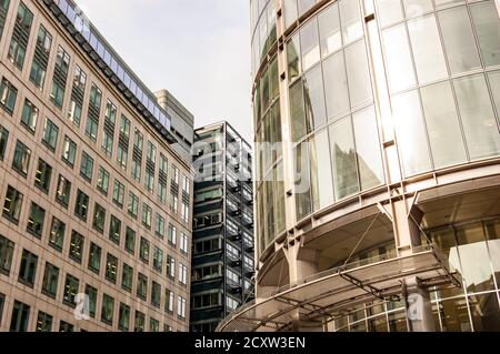 Londra, Regno Unito - 14 settembre 2017: Moderne facciate in vetro dell'architettura britannica a Londra. Foto Stock