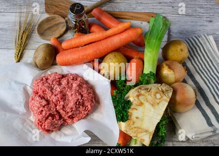 ingredienti per una zuppa di verdure a base di carne macinata Foto Stock