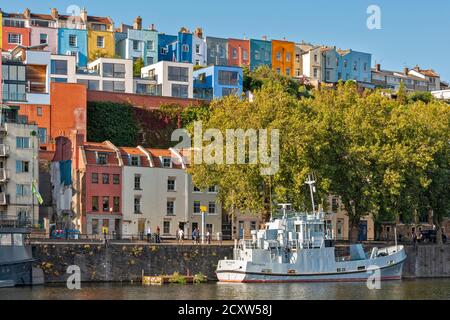 BRISTOL CITTÀ INGHILTERRA BARCA ORGOGLIO DI BRISTOL ORMEGGIATO IN HOTWELL DOCKS CENTRO CITTÀ CASE COLORATE DI CLIFTON LEGNO E AMBRA VALE Foto Stock
