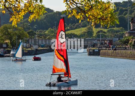 CITTÀ DI BRISTOL INGHILTERRA VELA UN PICCOLO CATAMARANO HOTWELL ATTRACCA LA CITTÀ CENTRO VICINO AL PONTE DI MERCHANTS ROAD Foto Stock