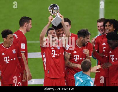 Allianz Arena Monaco Germania 30.09.20, Calcio: Tedesco SUPERCUP FINALE 2020/2021, FC Bayern Muenchen (FCB, rosso) vs Borussia Dortmund (BVB, giallo) 3:2 – team Bayern Monaco festeggia la vittoria, Robert Lewandowski solleva il trofeo Foto: Markus Ulmer/Pressefeto Ulmer/Pool/via Kolvenbach DFL regolamento come immagine o quasi divieto di utilizzo di sequenze video. Foto Stock