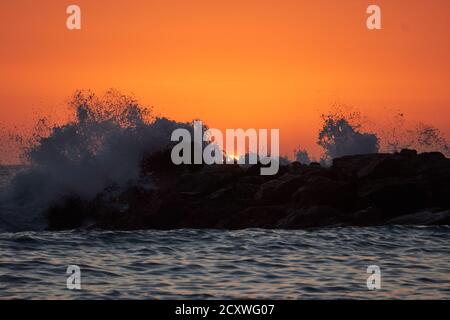 Incantevole scenario di un mare al tramonto a Belvedere Marittimo, Cosenza, Italia Foto Stock