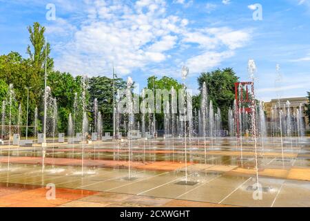 Ginevra, Svizzera - 16 agosto 2020: Place des Nations con fontane e sedia rotta scultura di fronte al Palazzo delle Nazioni Unite a Ginevra, principale Foto Stock