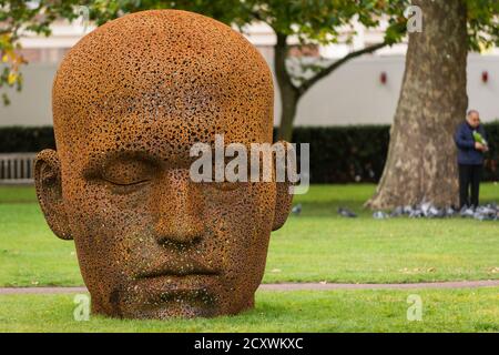 Londra, Regno Unito. 1° ottobre 2020. 'Meditation 1554', 2019, dell'artista coreano contemporaneo Seo Young-Deok è esposto in piazza Grosvenor come parte del Mayfair Sculpture Trail inaugurale che sarà in mostra al pubblico per il mese di ottobre. Il sentiero delle sculture fa parte della settima edizione annuale del Mayfair Art Weekend, che celebra il ricco patrimonio culturale di Mayfair come uno dei centri d'arte più conosciuti a livello internazionale e fiorenti del mondo, con mostre gratuite, tour, colloqui e installazioni specifiche per il sito a disposizione del pubblico. Credit: Stephen Chung / Alamy Live News Foto Stock