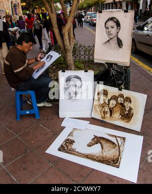 Cuenca, Ecuador - il Nov 3, 2012: Street artista disegna ritratti al fair Foto Stock