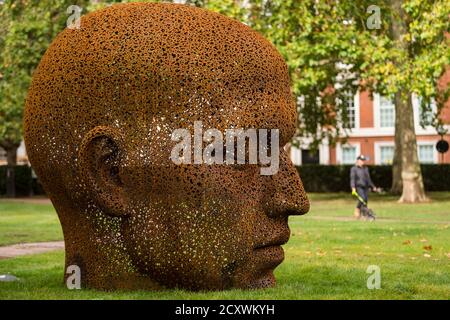 Londra, Regno Unito. 1° ottobre 2020. 'Meditation 1554', 2019, dell'artista coreano contemporaneo Seo Young-Deok è esposto in piazza Grosvenor come parte del Mayfair Sculpture Trail inaugurale che sarà in mostra al pubblico per il mese di ottobre. Il sentiero delle sculture fa parte della settima edizione annuale del Mayfair Art Weekend, che celebra il ricco patrimonio culturale di Mayfair come uno dei centri d'arte più conosciuti a livello internazionale e fiorenti del mondo, con mostre gratuite, tour, colloqui e installazioni specifiche per il sito a disposizione del pubblico. Credit: Stephen Chung / Alamy Live News Foto Stock