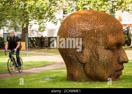 Londra, Regno Unito. 1° ottobre 2020. 'Meditation 1554', 2019, dell'artista coreano contemporaneo Seo Young-Deok è esposto in piazza Grosvenor come parte del Mayfair Sculpture Trail inaugurale che sarà in mostra al pubblico per il mese di ottobre. Il sentiero delle sculture fa parte della settima edizione annuale del Mayfair Art Weekend, che celebra il ricco patrimonio culturale di Mayfair come uno dei centri d'arte più conosciuti a livello internazionale e fiorenti del mondo, con mostre gratuite, tour, colloqui e installazioni specifiche per il sito a disposizione del pubblico. Credit: Stephen Chung / Alamy Live News Foto Stock