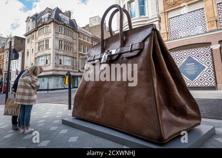 Londra, Regno Unito. 1° ottobre 2020. 'Bag of aspires', 2019, di Kalliopi Lemos è esposto al di fuori del grande magazzino Fenwick a New Bond Street come parte del Mayfair Sculpture Trail inaugurale che sarà in mostra al pubblico per il mese di ottobre. Il sentiero delle sculture fa parte della settima edizione annuale del Mayfair Art Weekend, che celebra il ricco patrimonio culturale di Mayfair come uno dei centri d'arte più conosciuti a livello internazionale e fiorenti del mondo, con mostre gratuite, tour, colloqui e installazioni specifiche per il sito a disposizione del pubblico. Credit: Stephen Chung / Alamy Live News Foto Stock