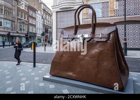 Londra, Regno Unito. 1° ottobre 2020. 'Bag of aspires', 2019, di Kalliopi Lemos è esposto al di fuori del grande magazzino Fenwick a New Bond Street come parte del Mayfair Sculpture Trail inaugurale che sarà in mostra al pubblico per il mese di ottobre. Il sentiero delle sculture fa parte della settima edizione annuale del Mayfair Art Weekend, che celebra il ricco patrimonio culturale di Mayfair come uno dei centri d'arte più conosciuti a livello internazionale e fiorenti del mondo, con mostre gratuite, tour, colloqui e installazioni specifiche per il sito a disposizione del pubblico. Credit: Stephen Chung / Alamy Live News Foto Stock