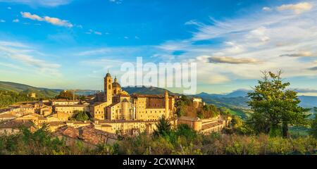 Lo skyline di Urbino e il Palazzo Ducale al tramonto. Sito patrimonio dell'umanità dell'UNESCO. Regione Marche, Italia, Europa. Foto Stock