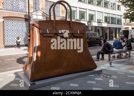 Londra, Regno Unito. 1° ottobre 2020. 'Bag of aspires', 2019, di Kalliopi Lemos è esposto al di fuori del grande magazzino Fenwick a New Bond Street come parte del Mayfair Sculpture Trail inaugurale che sarà in mostra al pubblico per il mese di ottobre. Il sentiero delle sculture fa parte della settima edizione annuale del Mayfair Art Weekend, che celebra il ricco patrimonio culturale di Mayfair come uno dei centri d'arte più conosciuti a livello internazionale e fiorenti del mondo, con mostre gratuite, tour, colloqui e installazioni specifiche per il sito a disposizione del pubblico. Credit: Stephen Chung / Alamy Live News Foto Stock