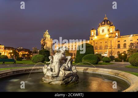 Brunnen auf dem Maria-Theresien-Platz und das Naturhistoriische Museum di Vienna in der Abenddämmerung, Österreich, Europa | Fontana di Maria-Theresie Foto Stock