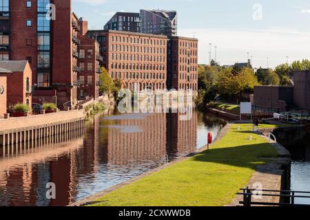 Vista del fiume Aire mentre passa attraverso Leeds Centro città Foto Stock