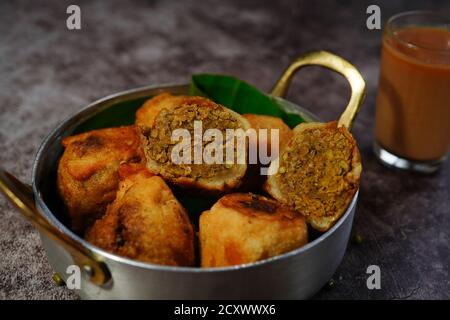 Sukhiyan - Kerala spuntino fritto a base di tè con ripieno di grammo verde, fuoco selettivo Foto Stock