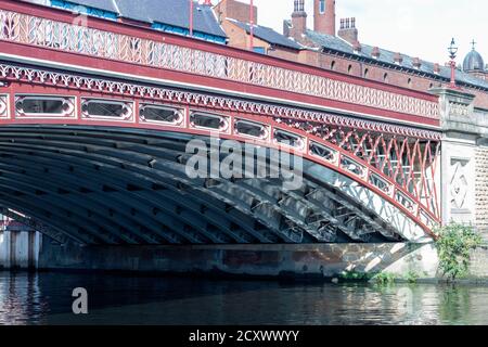 Vista del ponte Crown Point sul fiume Aire, Leeds Foto Stock