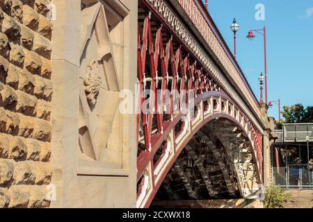 Vista del ponte Crown Point sul fiume Aire, Leeds Foto Stock