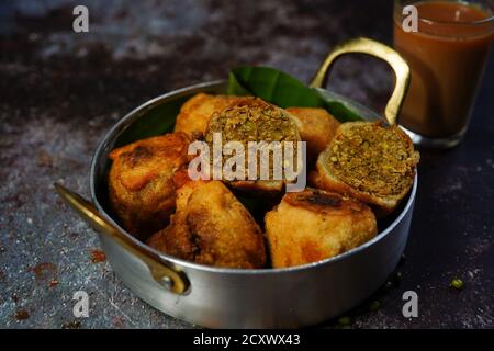 Sukhiyan - Kerala spuntino fritto a base di tè con ripieno di grammo verde, fuoco selettivo Foto Stock