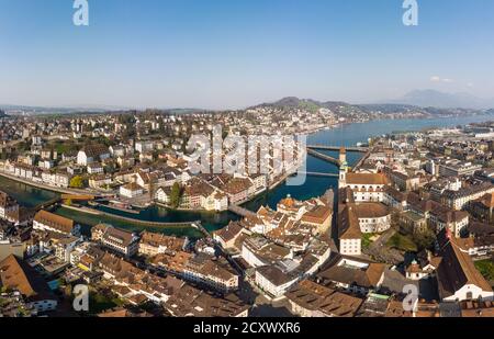 Panorama aereo della città vecchia di Lucerna con la sua famosa Cappella ponte sul fiume Reuss e lago di Lucerna in centro Svizzera Foto Stock