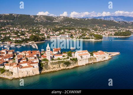 Vista aerea del centro storico di Rab sull'isola di Rab Lungo la costa dalmata in Croazia nei Balcani Foto Stock