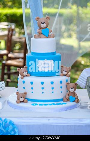 torta di battesimo con orsacchiotti bianchi e blu chiaro. Foto di alta qualità Foto Stock