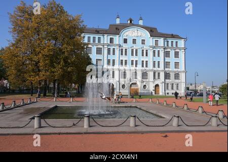 Nakhimov Naval School and Fountain, San Pietroburgo, Russia, Foto Stock