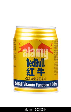 Guilin Cina 21 maggio 2020 una lattina di una falsa bevanda energetica Red Bull isolata su sfondo bianco Foto Stock