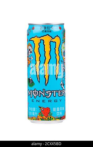 Guilin Cina 24 maggio 2020 UNA lattina di Monster Energy drink importato in Cina dagli Stati Uniti isolato su sfondo bianco Foto Stock