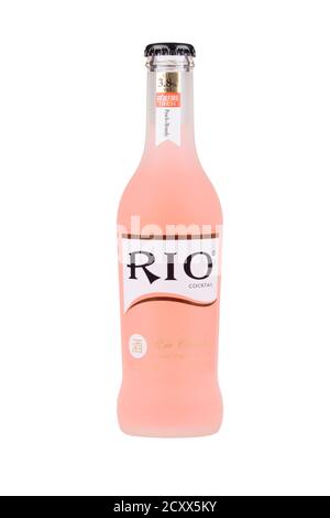 Guilin China, 25 maggio 2020 Rio cocktail è una bevanda cinese a base di alcopop isolata su sfondo bianco Foto Stock