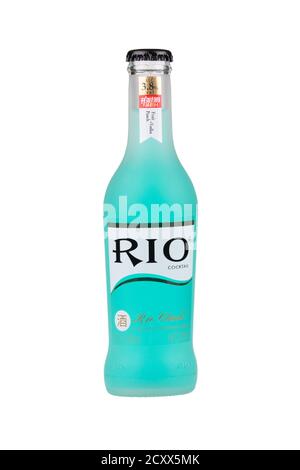 Guilin China, 25 maggio 2020 Rio cocktail è una bevanda cinese a base di alcopop isolata su sfondo bianco Foto Stock