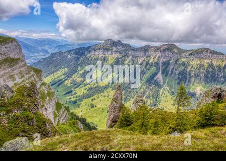 Alcune impressioni estive della famosa regione del Niederhorn nelle Alpi svizzere, HDR Foto Stock