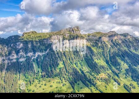 Alcune impressioni estive della famosa regione del Niederhorn nelle Alpi svizzere, HDR Foto Stock